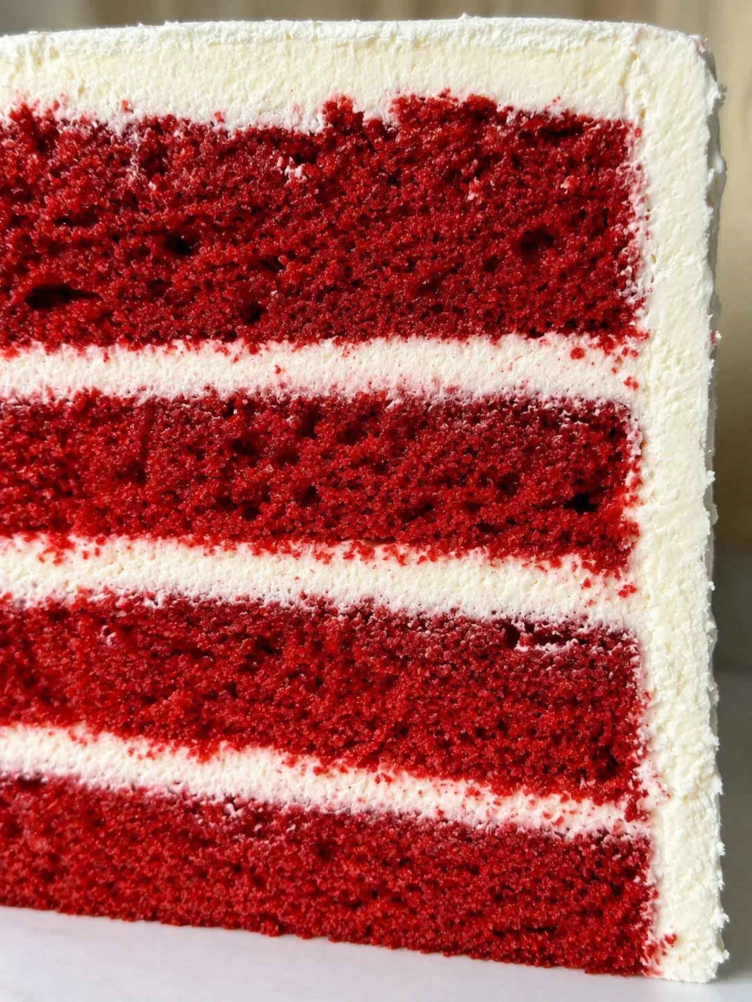 Fatia de bolo red velvet com camadas vermelhas e cream cheese, Abelinha Feliz, Setúbal