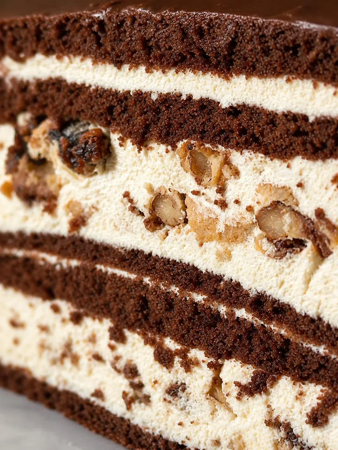 Fatia de bolo de chocolate e merengue com nozes e ameixa seca, Abelinha Feliz, Setúbal