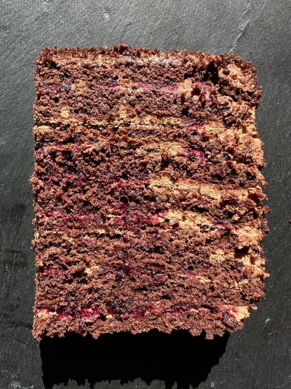 Fatia de bolo de chocolate com confit de groselha preta, Abelinha Feliz, Setúbal