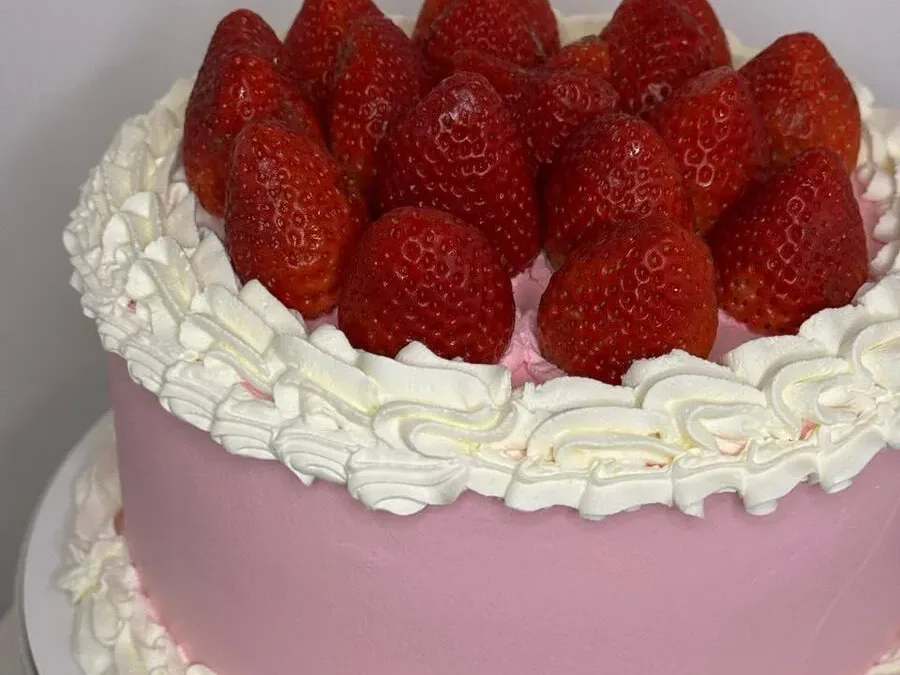 Gâteau Baiser de fraise à la crème au chocolat blanc Callebaut et fraises fraîches, Abelinha Feliz, Setúbal