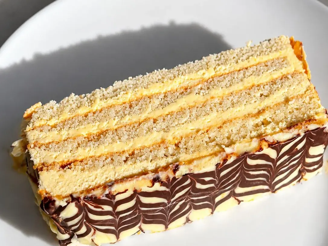 Part de gâteau Esterházy, meringue aux amandes et marbrure de chocolat, Abelinha Feliz, Setúbal