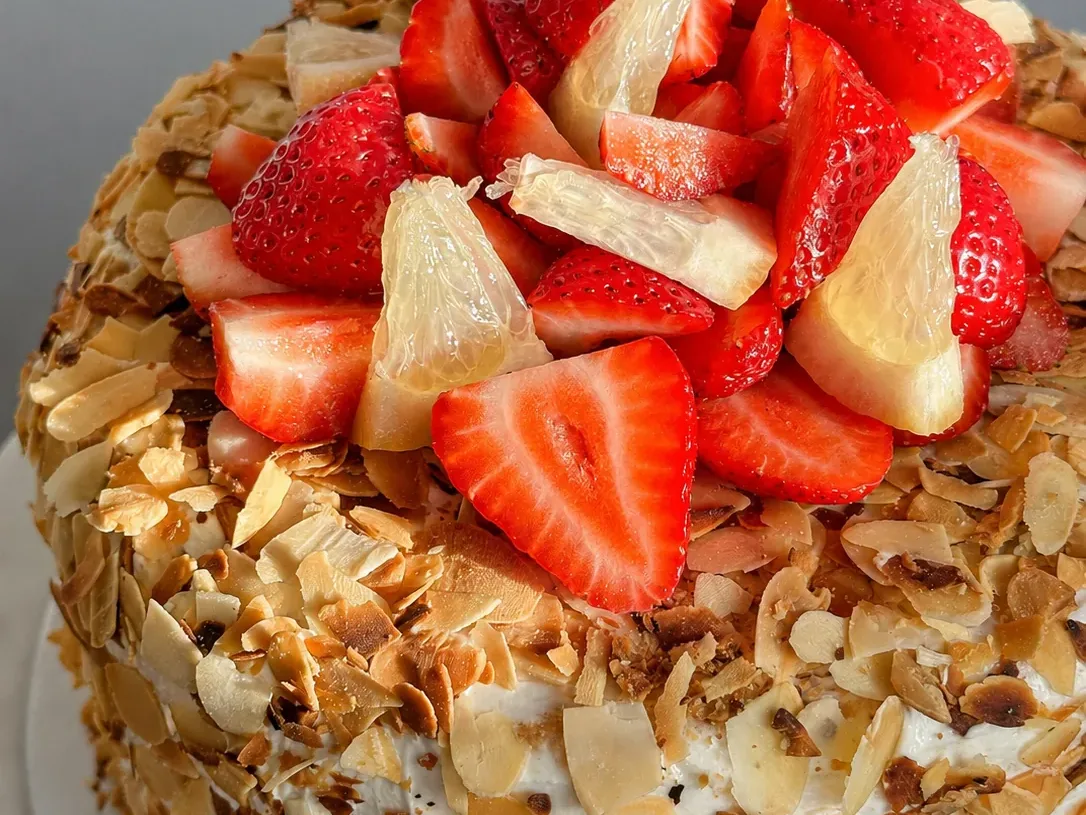Gâteau aux noisettes recouvert d'amandes effilées grillées et de fraises fraîches, Abelinha Feliz, Setúbal