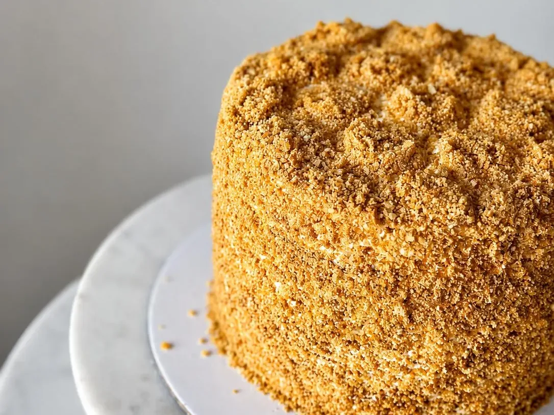 Gâteau au miel Medovik recouvert de miettes dorées, Abelinha Feliz, Setúbal