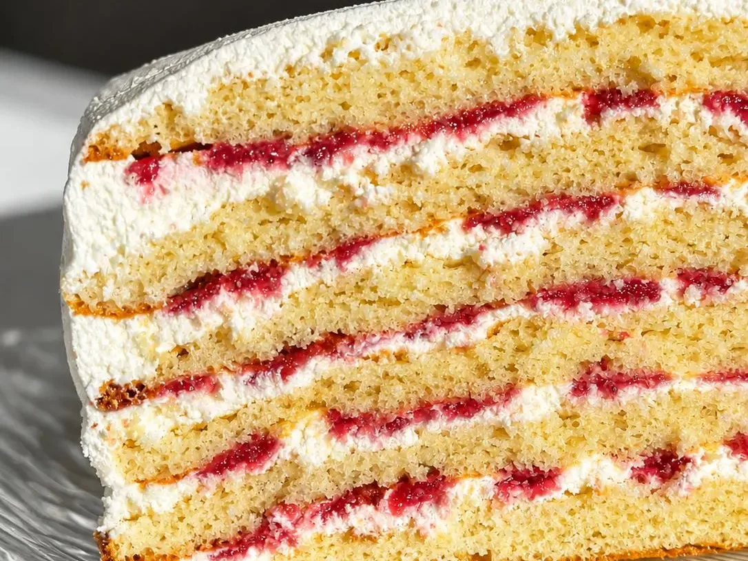 Part de gâteau Fille au lait à la crème et à la framboise, Abelinha Feliz, Setúbal
