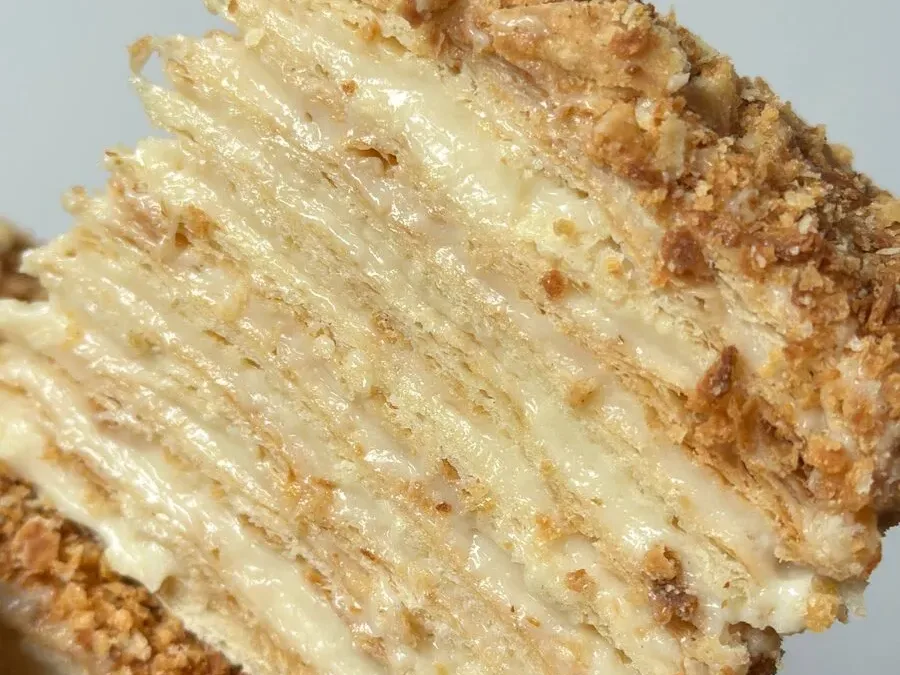 Gâteau Napoléon classique en coupe, couches de pâte feuilletée et de crème, Abelinha Feliz, Setúbal
