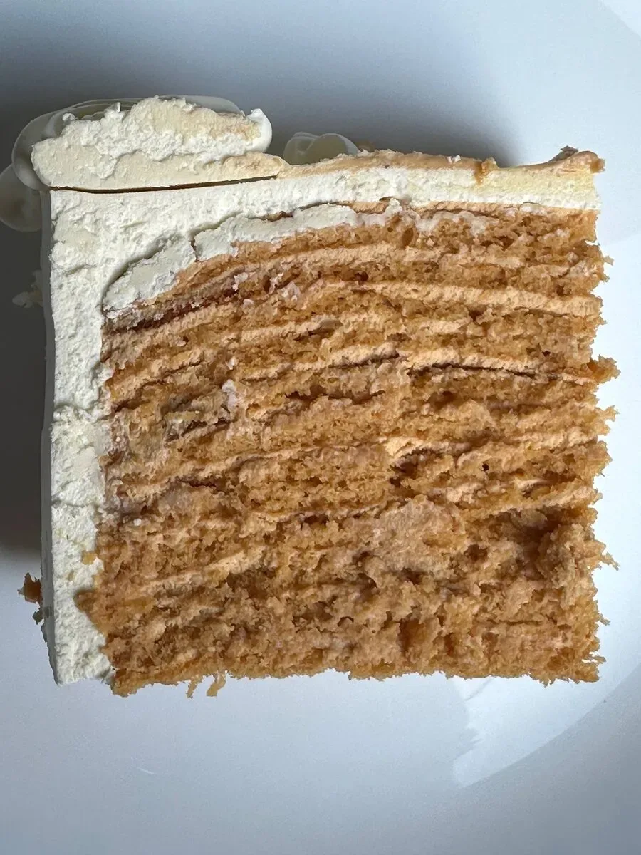 Bolo de caramelo com camadas de caramelo e creme de mascarpone, Abelinha Feliz, Setúbal