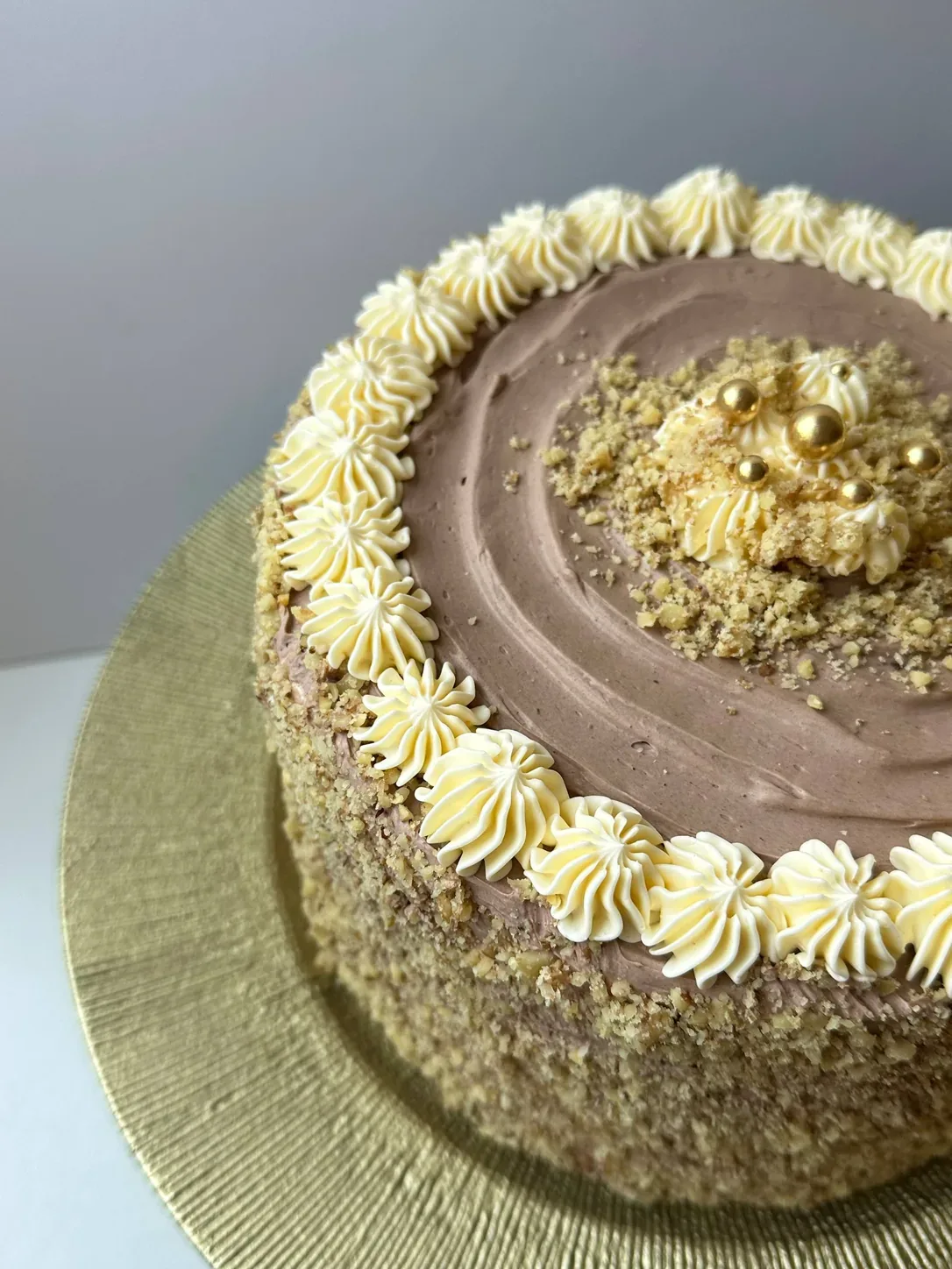 Bolo Kiev inteiro com creme de manteiga, rosetas e cobertura de caju picado, Abelinha Feliz, Setúbal