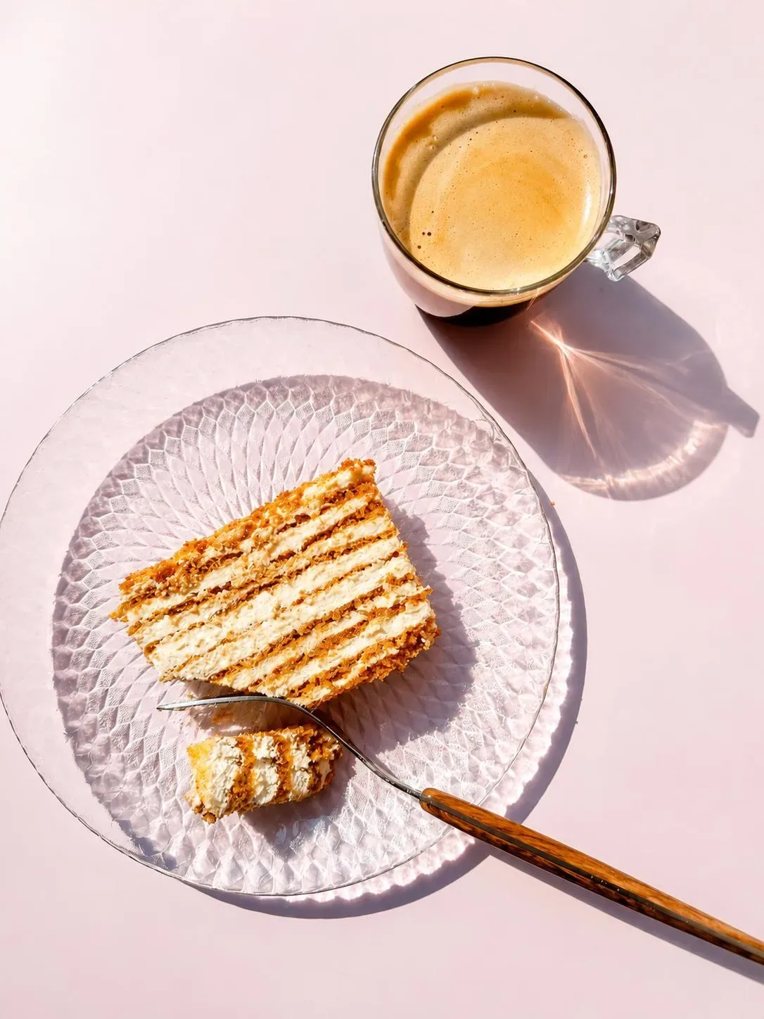 Bolo de mel Medovik coberto de farelo dourado (pormenor 1), Abelinha Feliz, Setúbal