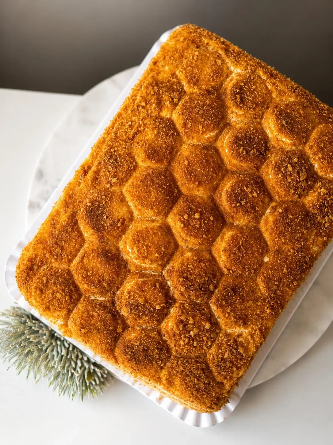 Bolo de mel Medovik coberto de farelo dourado (pormenor 2), Abelinha Feliz, Setúbal