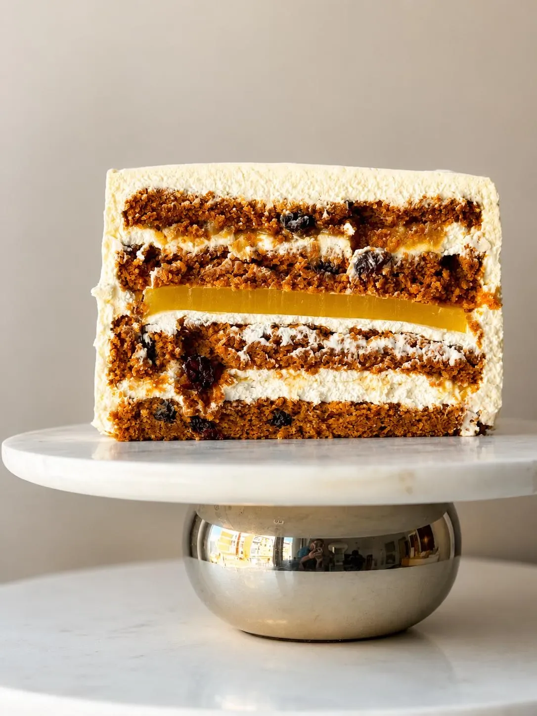 Fatia de bolo de cenoura com nozes, cream cheese e geleia de laranja, Abelinha Feliz, Setúbal