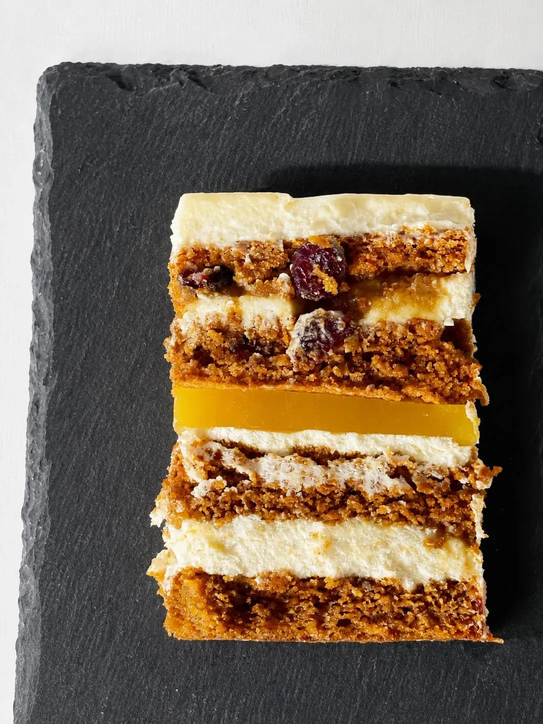 Fatia de bolo de cenoura com nozes, cream cheese e geleia de laranja (pormenor), Abelinha Feliz, Setúbal