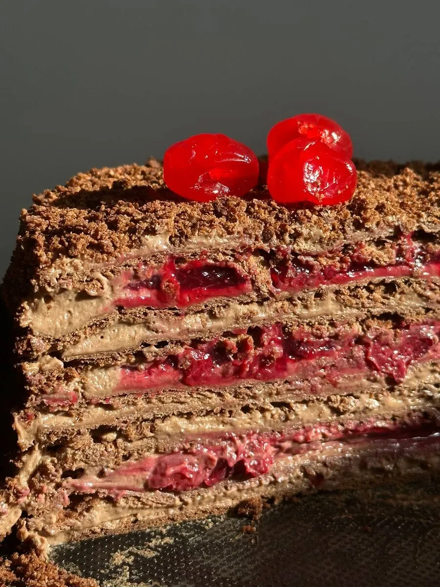 Fatia de Napoleão de chocolate com cereja e creme, Abelinha Feliz, Setúbal