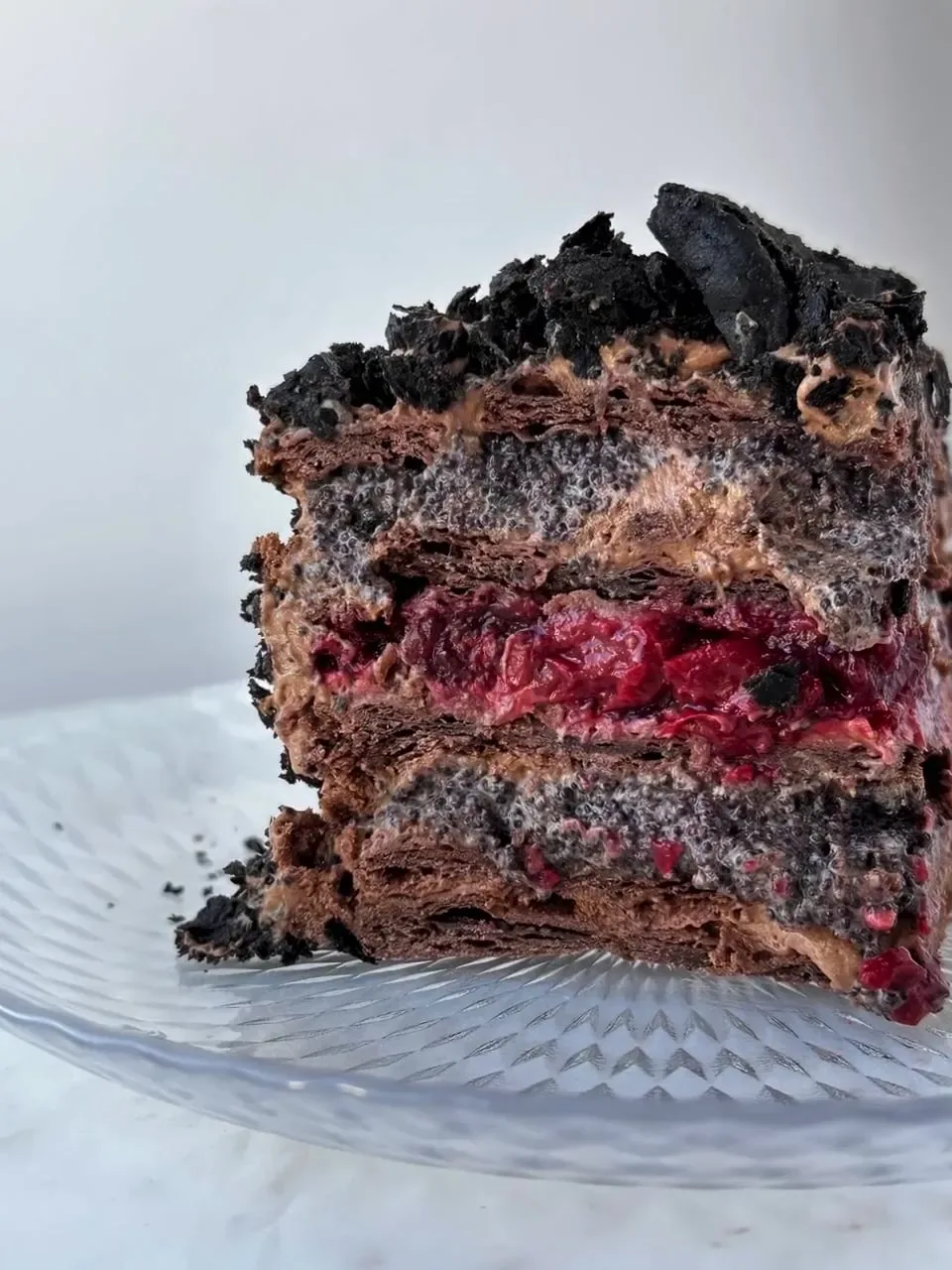 Napoleão de chocolate com cereja e papoila em corte, camadas de creme e papoila (pormenor), Abelinha Feliz, Setúbal