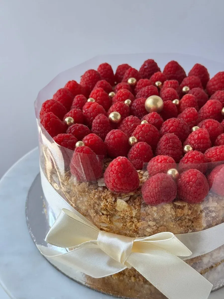 Fatia de bolo Napoleão artesanal com creme de pasteleiro, Abelinha Feliz, Setúbal