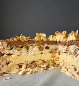 Bolo Kiev com merengue de caju, creme de manteiga e lateral de caju (pormenor 2), Abelinha Feliz, Setúbal