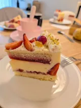 Fatia de bolo Fraisier com morango e pistácio, Abelinha Feliz, Setúbal