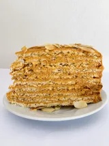 Bolo de avelã em corte, bases finas de avelã e creme de caramelo, Abelinha Feliz, Setúbal