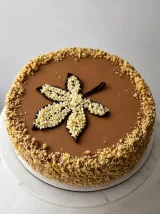 Bolo Kiev com merengue de caju, creme de manteiga e lateral de caju (pormenor 1), Abelinha Feliz, Setúbal