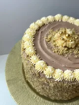 Bolo Kiev inteiro com creme de manteiga, rosetas e cobertura de caju picado, Abelinha Feliz, Setúbal