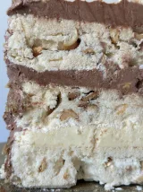 Bolo Kiev em corte, camadas de merengue com caju e creme de manteiga (pormenor), Abelinha Feliz, Setúbal