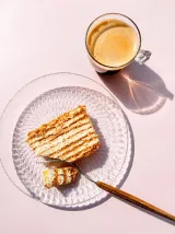 Bolo de mel Medovik coberto de farelo dourado (pormenor 1), Abelinha Feliz, Setúbal