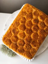 Bolo de mel Medovik coberto de farelo dourado (pormenor 2), Abelinha Feliz, Setúbal