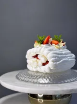 Rolo de merengue com natas e morangos frescos (pormenor), Abelinha Feliz, Setúbal