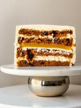 Fatia de bolo de cenoura com nozes, cream cheese e geleia de laranja, Abelinha Feliz, Setúbal
