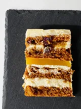 Fatia de bolo de cenoura com nozes, cream cheese e geleia de laranja (pormenor), Abelinha Feliz, Setúbal