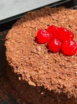 Bolo Napoleão de chocolate com cereja, camadas de massa folhada de cacau, Abelinha Feliz, Setúbal