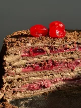 Fatia de Napoleão de chocolate com cereja e creme, Abelinha Feliz, Setúbal
