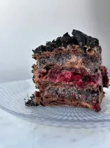 Fatia de Napoleão de chocolate com camadas de papoila e cereja, Abelinha Feliz, Setúbal