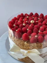 Fatia de bolo Napoleão artesanal com creme de pasteleiro, Abelinha Feliz, Setúbal