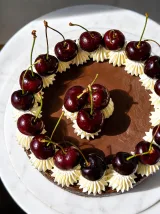 Fatia de bolo de chocolate com cereja em conhaque e creme de chocolate belga Callebaut (pormenor), Abelinha Feliz, Setúbal