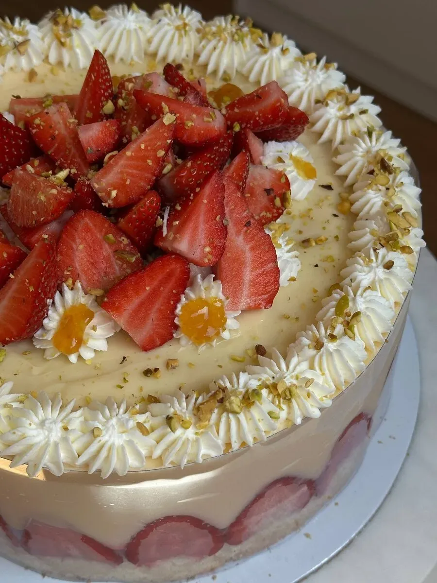 Bolo Fraisier com morango fresco e creme mousseline, Abelinha Feliz, Setúbal