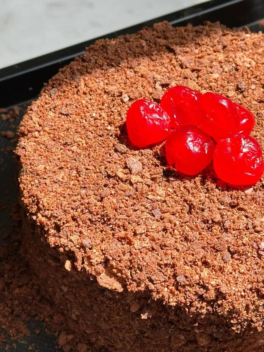 Bolo Napoleão de chocolate com cereja, camadas de massa folhada de cacau, Abelinha Feliz, Setúbal