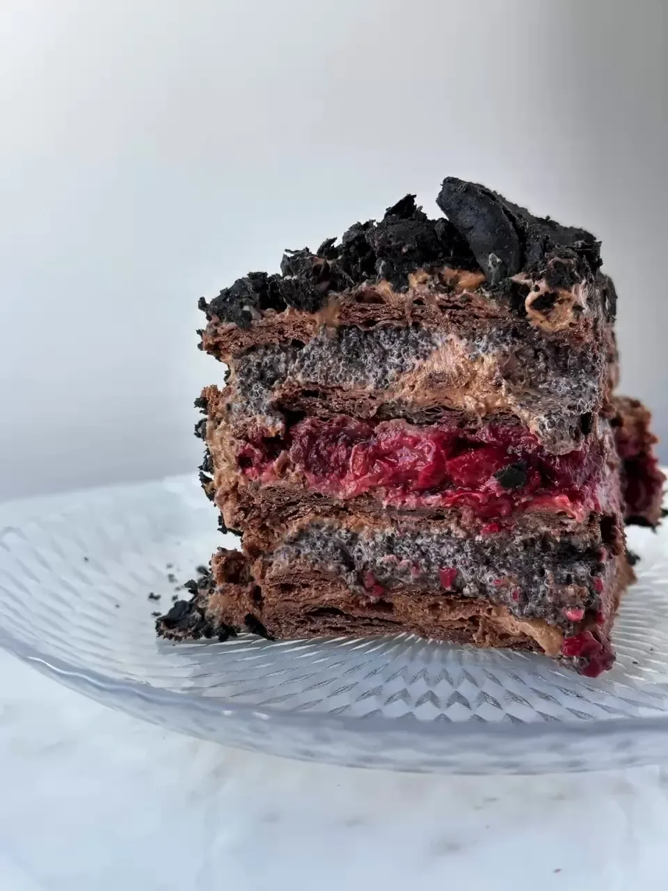 Fatia de Napoleão de chocolate com camadas de papoila e cereja, Abelinha Feliz, Setúbal