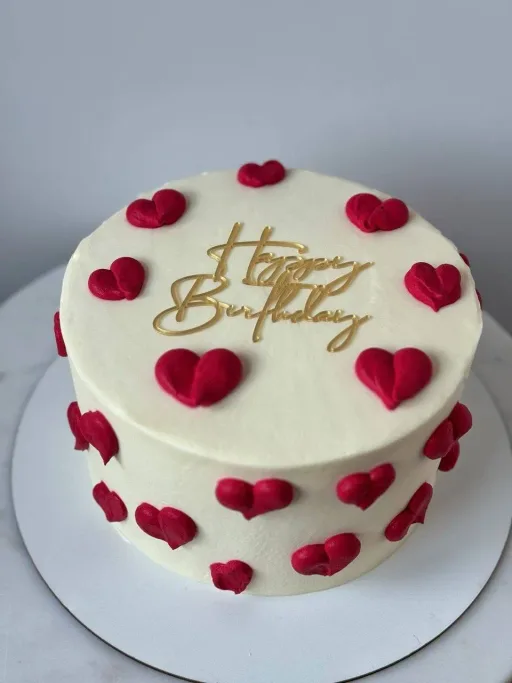 Gâteau blanc aux cœurs rouges avec topper doré Happy Birthday