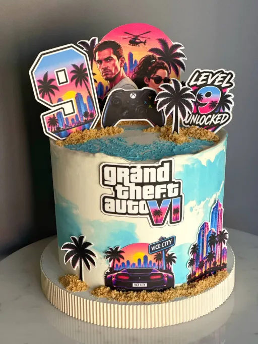 Gâteau à thème jeu vidéo pour un neuvième anniversaire avec palmiers et ville en néon