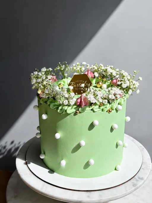 Bolo com decoração floral personalizada