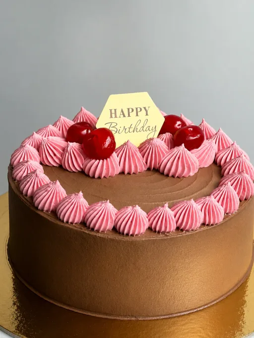 Bolo de aniversário festivo e colorido