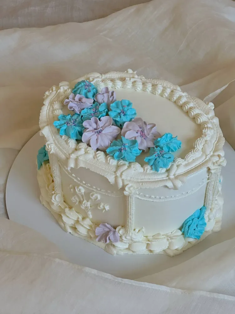 Gâteau vintage personnalisé aux fleurs de crème bleues et lilas, Abelinha Feliz, Setúbal