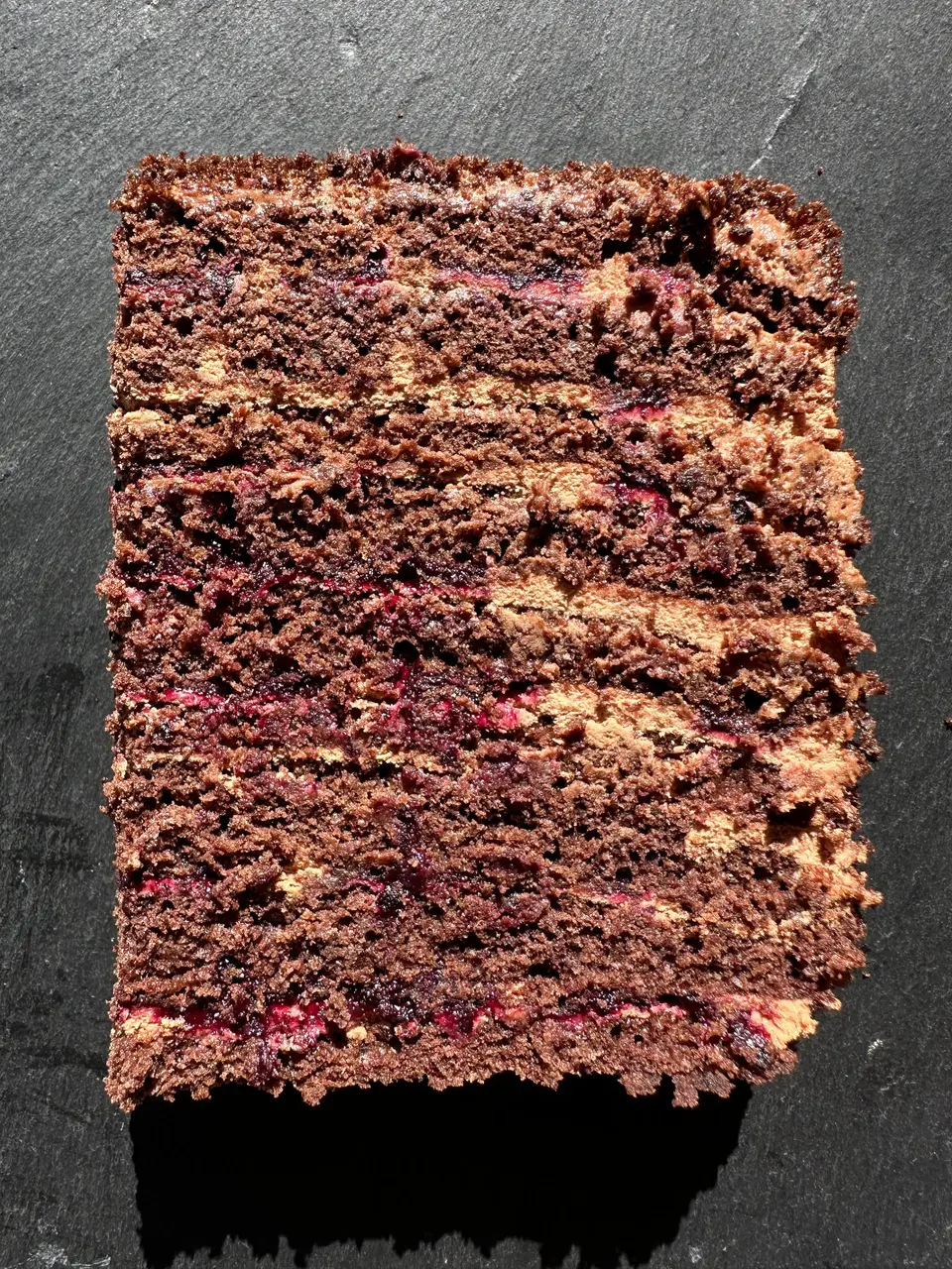 Bolo Chocolate e Groselha Preta
